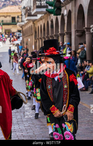 Die Tänzer tragen große Nase Wapuri Masken in einer Straße Prozession in Cusco, Peru, Südamerika Stockfoto