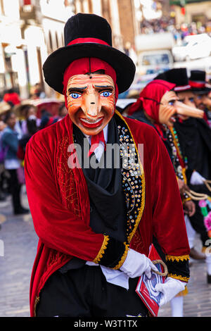 Die Tänzer tragen große Nase Wapuri Masken in einer Straße Prozession in Cusco, Peru, Südamerika Stockfoto