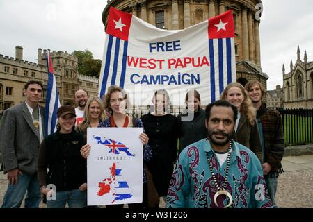 Benny Wenda und die Oxford Studenten zeigen Solidarität für West-papua. Jennifer Robinson vierter von links stellt Rechtsanwälte für West Papua Stockfoto