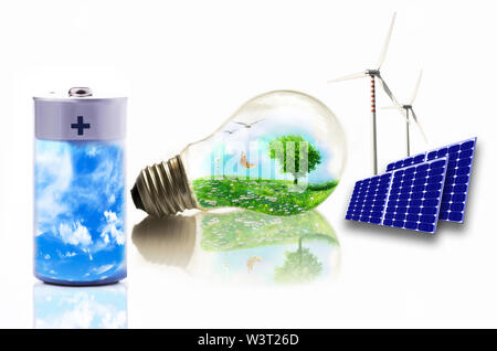 Saubere Energie Konzept mit Glühbirne, Windenergieanlagen und solar panel aus dem weissem Hintergrund Stockfoto