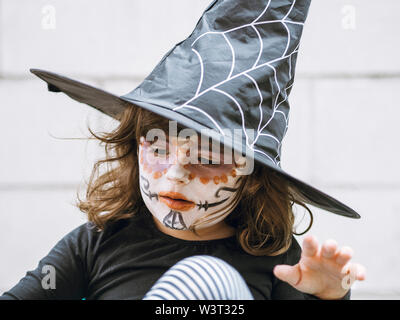 Mädchen gekleidet für Halloween Stockfoto
