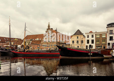 Leiden, Holland, Niederlande, April 18, 2019, die Altstadt von Leiden mit historischen Kähne und Wohnhäuser, Yachten und Hausboote Stockfoto