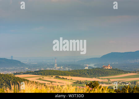 Leobendorf: Blick vom Berg Michelberg zu Burg Kreuzenstein, Kraftwerk Korneuburg, Wien, Donau, Kahlenberg, Klosterneuburg Stockfoto