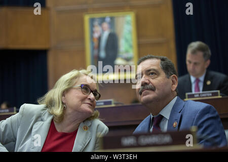 Washington, District of Columbia, USA. 17. Juli, 2019. United States Vertreter Sylvia Garcia (Demokrat von Texas) spricht mit den Vereinigten Staaten Vertreter Chuy Garcia (Demokrat von Illinois) während das Haus Ausschuss für Finanzdienstleistungen Anhörung bezüglich neuer Crypto's Facebook Währung Waage auf dem Capitol Hill in Washington, DC, USA am 17. Juli 2019. Credit: Stefani Reynolds/CNP/ZUMA Draht/Alamy leben Nachrichten Stockfoto