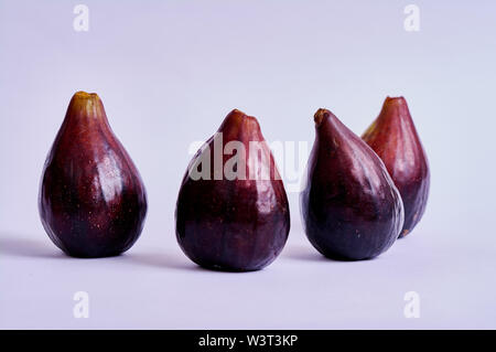 Feigen, die isoliert auf weißem Hintergrund Stockfoto