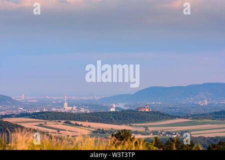 Leobendorf: Blick vom Berg Michelberg zu Burg Kreuzenstein, Kraftwerk Korneuburg, Wien, Donau, Kahlenberg, Klosterneuburg Stockfoto