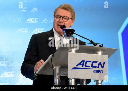 Charlotte, North Carolina, USA. 17. Juli, 2019. ACC-Kommissar John Swofford, Sprechen während die Kommissare Forum am AKKUMULATOR Fußball-Start am 17. Juli 2019 im Westin Hotels & Resorts in Charlotte, N.C. Credit: Ed Clemente/ZUMA Draht/Alamy leben Nachrichten Stockfoto