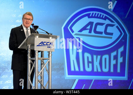 Charlotte, North Carolina, USA. 17. Juli, 2019. ACC-Kommissar John Swofford, Sprechen während die Kommissare Forum am AKKUMULATOR Fußball-Start am 17. Juli 2019 im Westin Hotels & Resorts in Charlotte, N.C. Credit: Ed Clemente/ZUMA Draht/Alamy leben Nachrichten Stockfoto