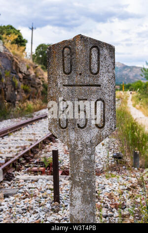 Alten Bahnhof Signal über verlassene Eisenbahn Stockfoto