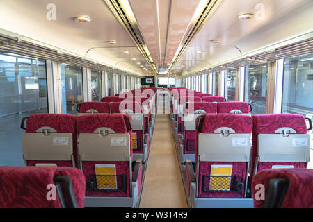 Innenraum der East Japan Railway Gono Linie Resort Shirakami Sightseeing Zug in Akita Station. die Zugfahrten von Akita in Aomori Stockfoto