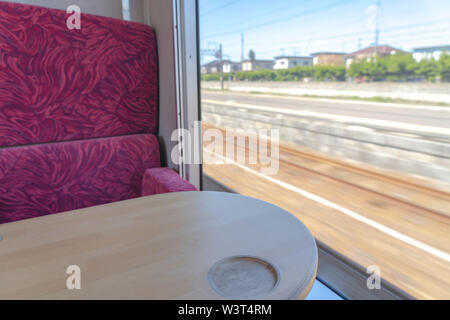 Innenraum der East Japan Railway Gono Linie Resort Shirakami Sightseeing Zug in Akita Station. die Zugfahrten von Akita in Aomori Stockfoto