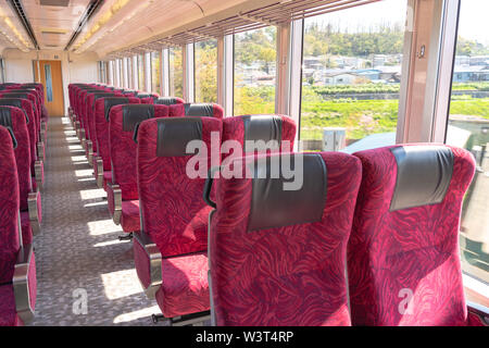 Innenraum der East Japan Railway Gono Linie Resort Shirakami Sightseeing Zug in Akita Station. die Zugfahrten von Akita in Aomori Stockfoto