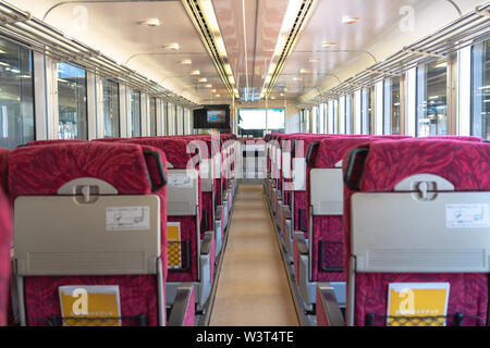 Innenraum der East Japan Railway Gono Linie Resort Shirakami Sightseeing Zug in Akita Station. die Zugfahrten von Akita in Aomori Stockfoto