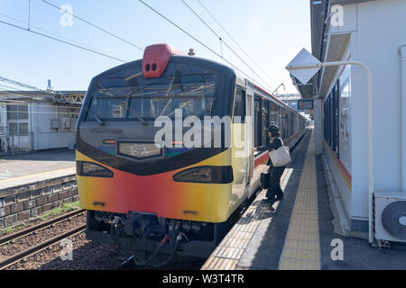 Innenraum der East Japan Railway Gono Linie Resort Shirakami Sightseeing Zug in Akita Station. die Zugfahrten von Akita in Aomori Stockfoto