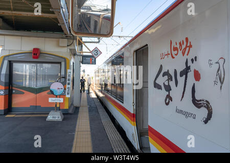 Innenraum der East Japan Railway Gono Linie Resort Shirakami Sightseeing Zug in Akita Station. die Zugfahrten von Akita in Aomori Stockfoto