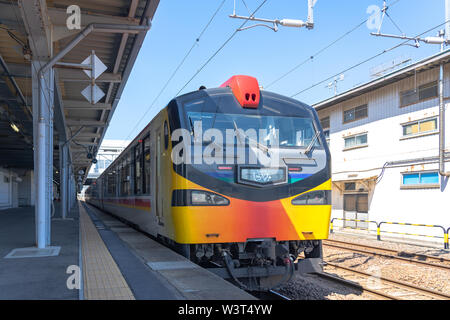 Innenraum der East Japan Railway Gono Linie Resort Shirakami Sightseeing Zug in Akita Station. die Zugfahrten von Akita in Aomori Stockfoto