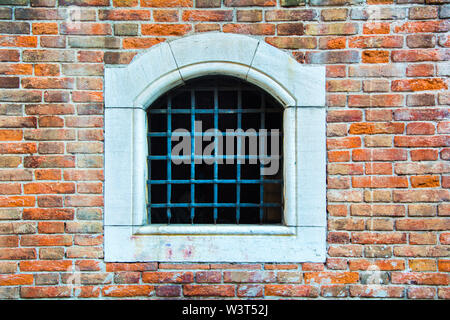 Venedig, Italien - Sep 30, 2018: Ein altes Fenster durch ein Gitter im Gebäude der Fischmarkt, ein Art-Objekt geschlossen Stockfoto