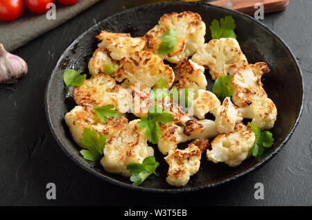 Gebratener Blumenkohl mit Kräutern und Gewürzen auf Platte, Ansicht schließen Stockfoto