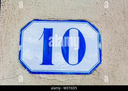 Haus Nummer 10, 10. (10) auf einen reibeputz Wand Stockfoto