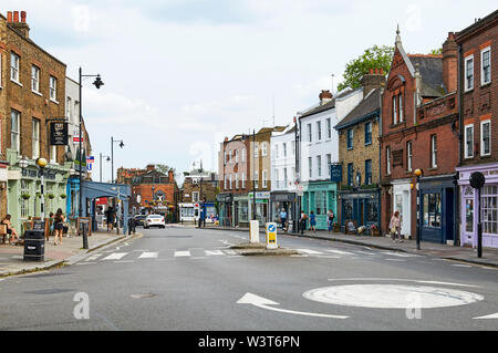 Das Zentrum von Highgate Dorf im Norden von London UK, Blick nach Süden nach Highgate Hohe Straße vom Kreisverkehr Stockfoto