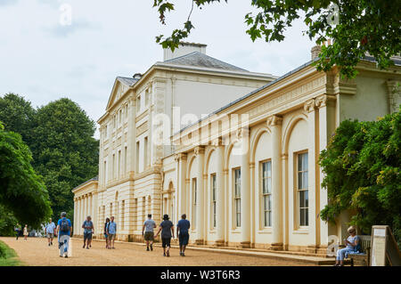 Besucher ausserhalb der historischen Kenwood House in Hampstead Heath, North London, Großbritannien Stockfoto