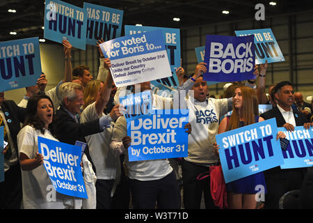 Die Befürworter der beiden konservativen Führung Kandidaten, Boris Johnson und Jeremy Hunt, bevor ein Tory Führung hustings in London. Stockfoto