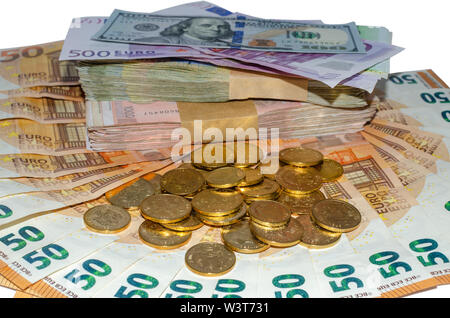 Bündel Geld - Euro Banknoten, US-Dollar, Serbischer Dinar Banknoten und Münzen Stockfoto