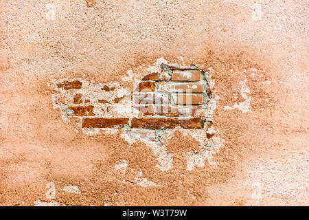 Leere alte Backsteinmauer und Reste der Putzstruktur. Malte Distressed Wandoberfläche. Stockfoto