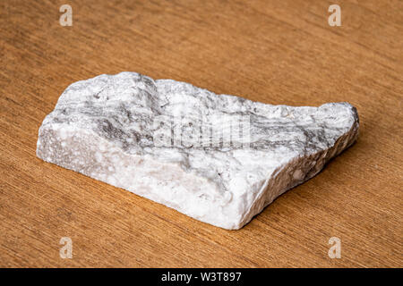 Graue und weisse Mineral anhydrit Edelstein Stockfoto