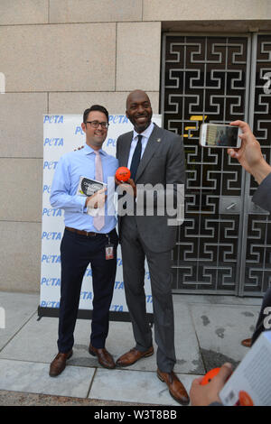 Washington  DC, July 17, 2019, USA: Retired NBA Star, John Salley poses with a House staff member at the annual PETA (People for the Ethical Treatment Stockfoto