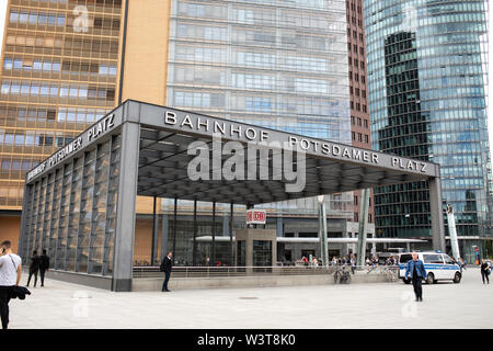 Der Eingang zur S-Bahn-Station (Bahnhof) am Potsdamer Platz im Zentrum von Berlin, Deutschland. Stockfoto