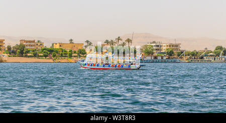 Luxor, Ägypten - 16. April 2019: Touristische riverboat Kreuzfahrt auf dem Nil in Luxor, Ägypten Stockfoto