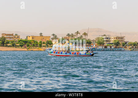 Luxor, Ägypten - 16. April 2019: Touristische riverboat Kreuzfahrt auf dem Nil in Luxor, Ägypten Stockfoto