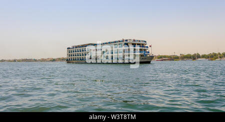 Luxor, Ägypten - 16. April 2019: Floating Hotel am Nil. Die touristische Kreuzfahrten zwischen Luxor und Assuan in Oberägypten. Stockfoto