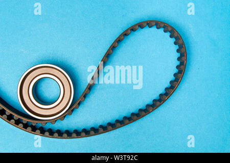 Den Steuerzahnriemen mit Walzen auf Hintergrund. Kit an Zahnriemen für Auto Motor Stockfoto