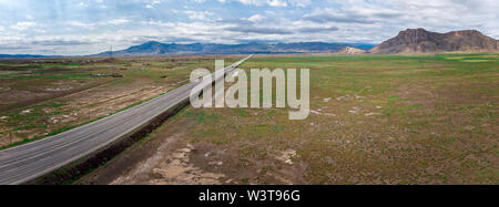 Luftaufnahme von der Straße nach Dogubayazit von Igdir. Plateau um den Berg Ararat, Berge und Hügel. Osten der Türkei an der Grenze zu Iran Stockfoto