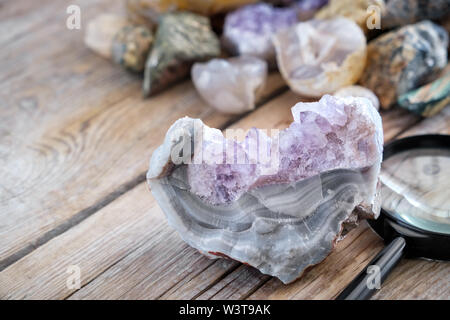 Mineral Steine Sammlung. Mit Achat und Lupe in den Vordergrund Amethyst. Stockfoto
