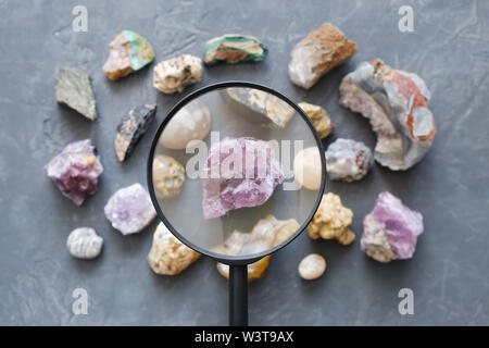 Eingestellt von mineralischen Steine, Ansicht von oben. Fluorit- und Lupe in den Vordergrund und im Focus. Stockfoto