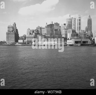 1960, historische, Blick über den Hudson River von Manhattan und die Skyline von New York City, New York, NY, USA. Stockfoto