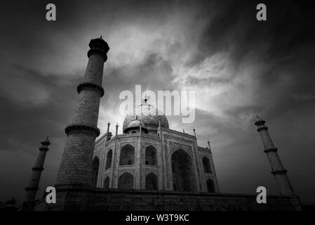 Nacht über Taj Mahal Moschee in Agra in Indien Schwarz/Weiß-Bild Stockfoto