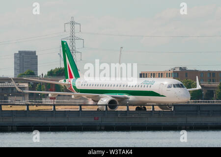 London, Großbritannien - 2 August, 2013 - Alitalia regionale Flugzeug am London City Airport Rollen nach der Landung Stockfoto