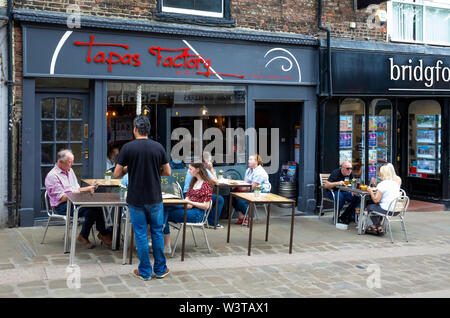 Kunden genießen Sommer Sonnenschein im Freien außerhalb der Fabrik spanische Tapas Restaurant Café Bar Brücke Elvet Durham, England Stockfoto