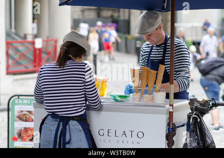 Junge Mädchen und ein Mann verkaufen Gelato Speiseeis in der London Street, in der Nähe der Tower Bridge. Stockfoto