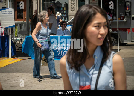Arbeitnehmer Mann eine Volkszählung 2020 Informationen Tabelle auf einem Festival in New York am Sonntag, 14. Juli 2019. Die Volkszählung ist die Anzahl aller in den Vereinigten Staaten wohnen, Bürger und Bürgerinnen und Bürger. Durch das Gesetz es alle 10 Jahre durchgeführt wird, und die Informationen werden verwendet, um reapportion Kongreßbezirke sowie bei der Verteilung von öffentlichen Geldern. (© Richard B. Levine) Stockfoto