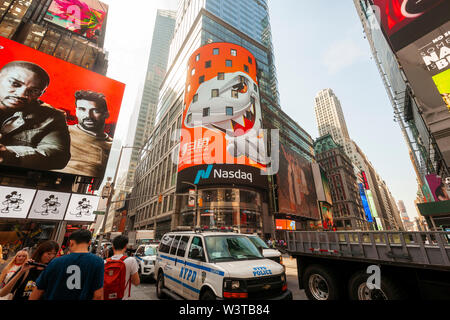 Mitarbeiter mit ihren Familien und Freunden sammeln an der riesigen Bildschirm an der Nasdaq Börse in Times Square in New York für das Debüt des DouYu International Holdings Ltd. Börsengang am Mittwoch, 17. Juli 2019. DouYu ist die größte live-Streaming Plattform in China und wird von Tencent Holdings Ltd. unterstützt die Bewertung der Unternehmen bei $ 3,73 Mrd. ist es die größte chinesische IPO im Jahr 2019. (© Richard B. Levine) Stockfoto