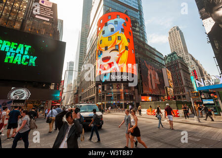 Mitarbeiter mit ihren Familien und Freunden sammeln an der riesigen Bildschirm an der Nasdaq Börse in Times Square in New York für das Debüt des DouYu International Holdings Ltd. Börsengang am Mittwoch, 17. Juli 2019. DouYu ist die größte live-Streaming Plattform in China und wird von Tencent Holdings Ltd. unterstützt die Bewertung der Unternehmen bei $ 3,73 Mrd. ist es die größte chinesische IPO im Jahr 2019. (© Richard B. Levine) Stockfoto