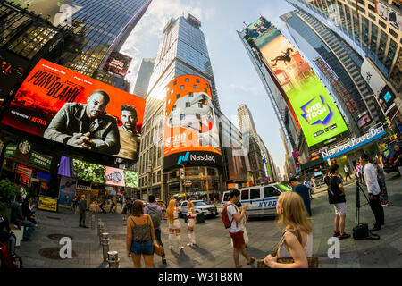 Mitarbeiter mit ihren Familien und Freunden sammeln an der riesigen Bildschirm an der Nasdaq Börse in Times Square in New York für das Debüt des DouYu International Holdings Ltd. Börsengang am Mittwoch, 17. Juli 2019. DouYu ist die größte live-Streaming Plattform in China und wird von Tencent Holdings Ltd. unterstützt die Bewertung der Unternehmen bei $ 3,73 Mrd. ist es die größte chinesische IPO im Jahr 2019. (© Richard B. Levine) Stockfoto