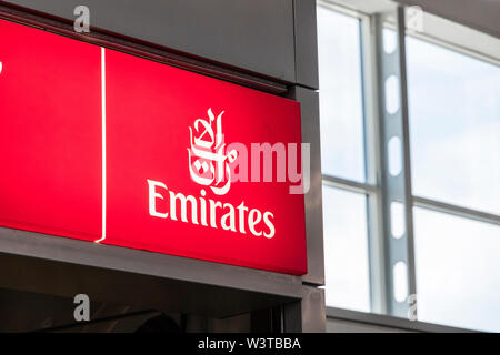 Athen, Griechenland. Logo der Fluggesellschaft Emirates, die in Dubai, Vereinigte Arabische Emirate, am Internationalen Flughafen Athen Stockfoto