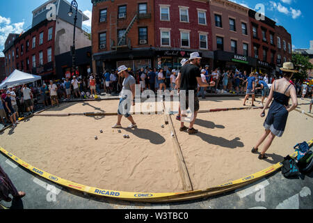 Französischen ex - Klapse, Frankophilen und andere New Yorker spielen und die Petanque Turnier auf Smith Street in Brooklyn in New York feiert Tag der Bastille am Sonntag, 14. Juli 2019. (© Richard B. Levine) Stockfoto