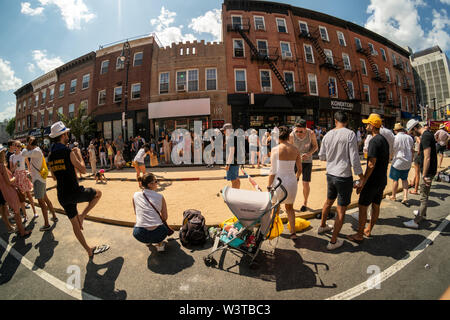 Französischen ex - Klapse, Frankophilen und andere New Yorker spielen und die Petanque Turnier auf Smith Street in Brooklyn in New York feiert Tag der Bastille am Sonntag, 14. Juli 2019. (© Richard B. Levine) Stockfoto